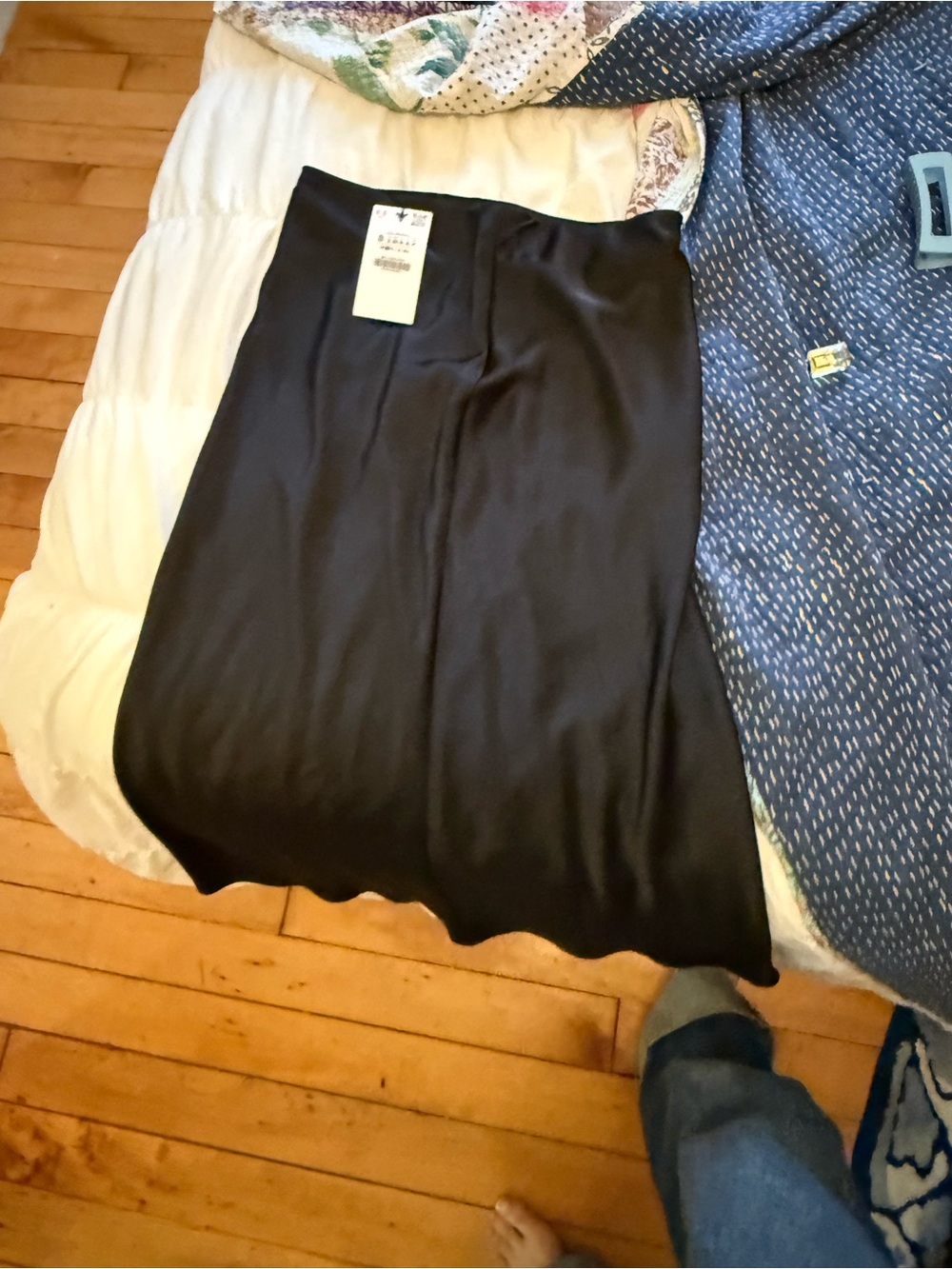 Sleek Black Midi Skirt - Minimalist Women's Skirt - Picture 4 of 4